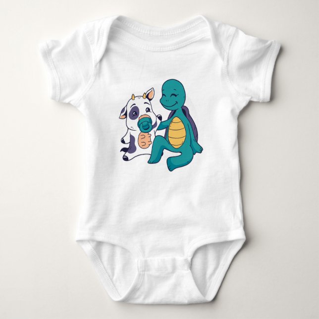 Adorable Cow and Turtle Hugging Cartoon  T Shirt (Framsida)