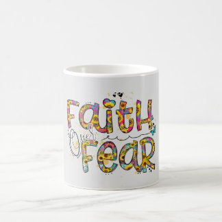 Adorering Flowers Background Faith over Fear Quote Kaffemugg