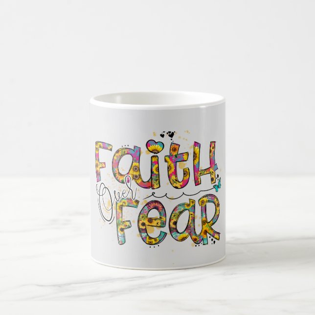 Adorering Flowers Background Faith over Fear Quote Kaffemugg (Center)