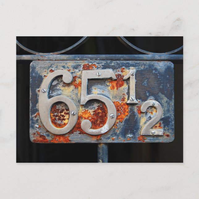 Adress-nummerskylt, sextiofem och ett halvt vykort (Framsida)