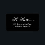 Adressetikett för svart Bröllop-återvändning för k<br><div class="desc">Formell svartvit returetiketter i bröllop har en vacker typografi som kombinerar ett traditionellt blomstrande kalligrafiskt skript med klassisk blockering.</div>