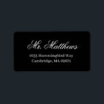 Adressetikett för svart Bröllop-återvändning för k<br><div class="desc">Formell svartvit returetiketter i bröllop har en vacker typografi som kombinerar ett traditionellt blomstrande kalligrafiskt skript med klassisk blockering.</div>