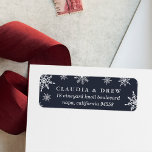 Adressetikett för Winter Snowfall-returadress | Tu Returadress Etikett<br><div class="desc">Enkelt och elegant med en festlig snöflingspets på kant,  våra returetiketter för vinframställning har modern typografi i skarp vit på en vintrynkig midnattsblå bakgrund. Perfekt för alla helgdagskort och all korrespondens under vintern. Designad att samordna med vår skicklighet allt efter samlingen.</div>
