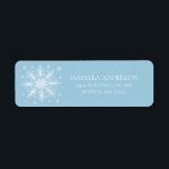 Adressetikett för Winter Snowflake Returadress Etikett<br><div class="desc">En liten snöflinga är på väg att utformas med en stor vit snöflinga omgiven av mindre snöflingor på en ljusblå bakgrund. Besök vår butik för att visa vår lilla snöflingsamling.</div>