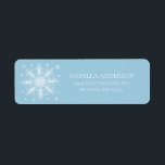 Adressetikett för Winter Snowflake Returadress Etikett<br><div class="desc">En liten snöflinga är på väg att utformas med en stor vit snöflinga omgiven av mindre snöflingor på en ljusblå bakgrund. Besök vår butik för att visa vår lilla snöflingsamling.</div>