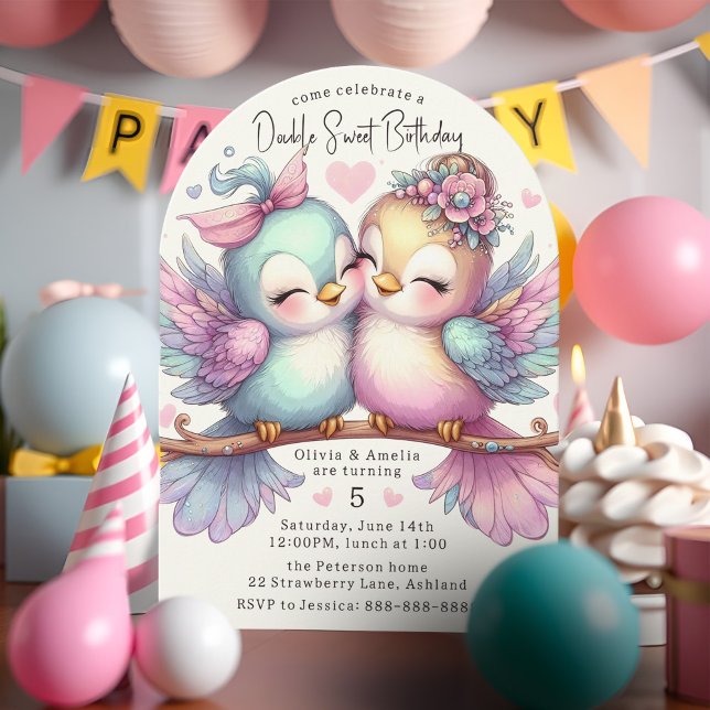 Adsible Bird Sisters Sweet Pastel Dubbla Birthday Inbjudningar (Adorable pastel birds twin sisters double birthday party invitation, girly pink purple and aqua blue)