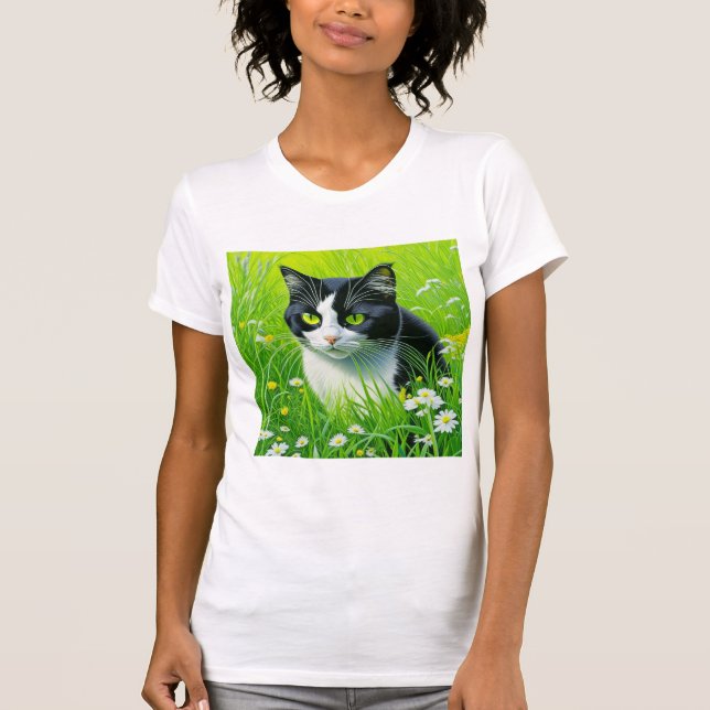 Adsible Cat sitta i fält i Daisy T Shirt (Framsida)