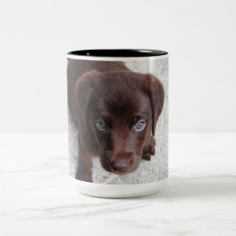 Adsible Chocolate Labrador Retriever puppy Två-Tonad Mugg