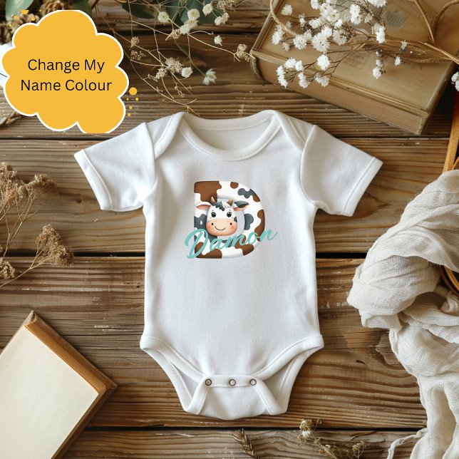 Adsible Cow Brev D Baby-enhet med eget namn T Shirt (Skapare uppladdad)