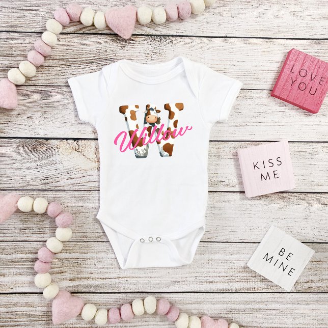 Adsible Cow Brev W Baby Outfit med anpassat namn T Shirt (Skapare uppladdad)