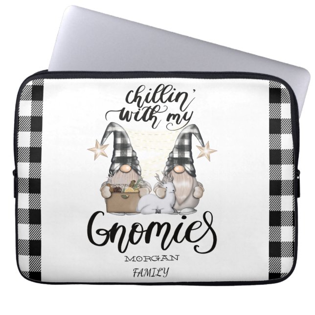 Adsible Cute Gnomes Black Buffalo Play Laptop Fodral (Framsidan)