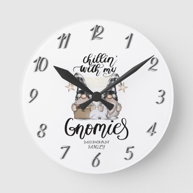 Adsible Cute Gnomes Black Buffalo Play Rund Klocka (Framsida)