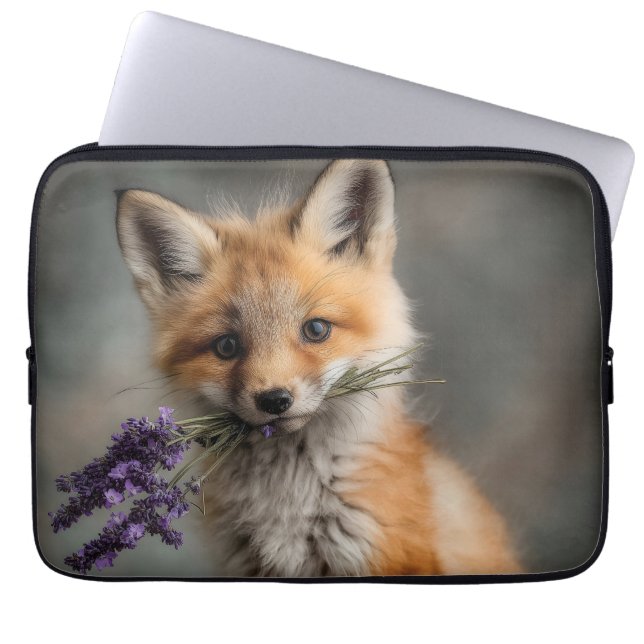 Adsible Fox Kit Holding Lavender Flowers Laptop Fodral (Framsidan)