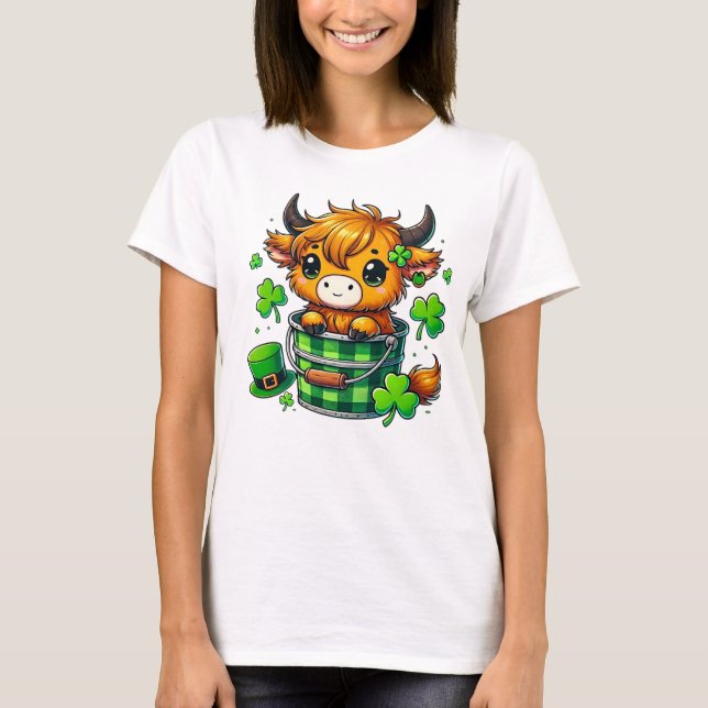 Adsible Highland Cow in Shamrock Bucket T Shirt (Framsida)