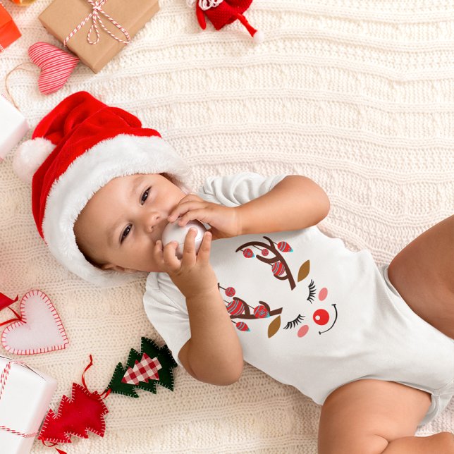 Adsible Hjort med Ornaments on Antlers T Shirt (Adorable Deer Face with Ornaments on Antlers Baby Bodysuit)