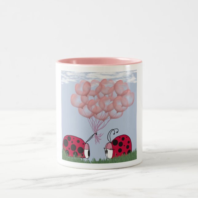 Adsible Ladybug with Söt Rosa Balloon Bouquet Två-Tonad Mugg (Center)