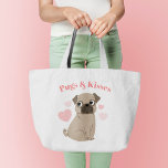 Adsible Pug Puppy "Pugs and Kisses" Jumbo Tygkasse<br><div class="desc">Den snyggt uppgjorda designen med en söt och rolig bild av valpen. Den här designen kan vara lätt att personlig med den text du väljer eller lämnar som den är.</div>