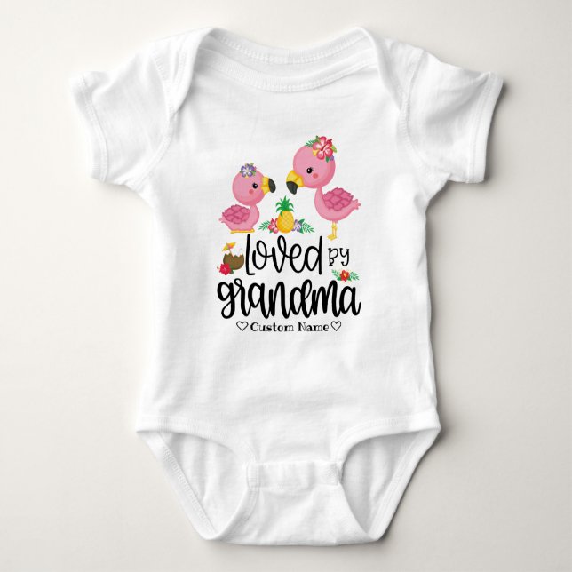 Adsible Rosa Flamingo - Loved by Grandma T Shirt (Framsida)