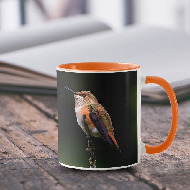 Adsible Rufous Hummingbird på Gren Mugg (Cute Rufous Hummingbird on Hybrid Fruit Tree Branch 11 oz Coffee Mug Cover Photo.)