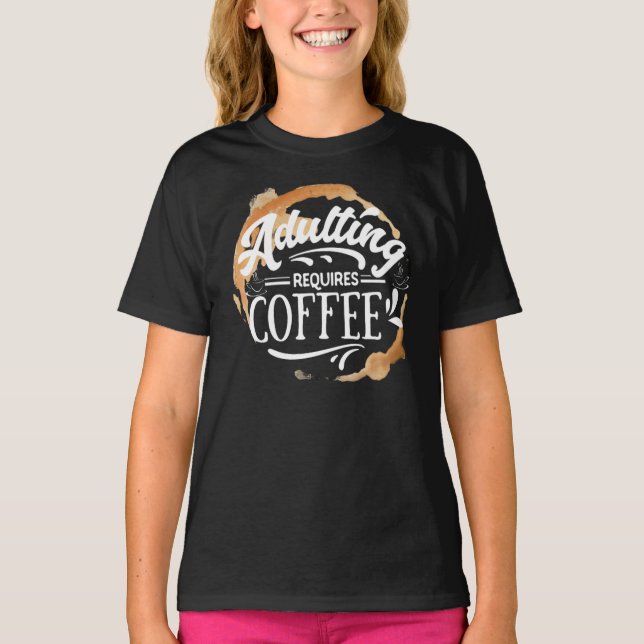 ADULERING KRÄVER KAFFE - COFFEE ÄLSKARE T-Shirt (Framsida)
