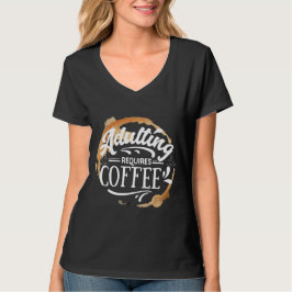 ADULERING KRÄVER KAFFE - COFFEE ÄLSKARE T-Shirt