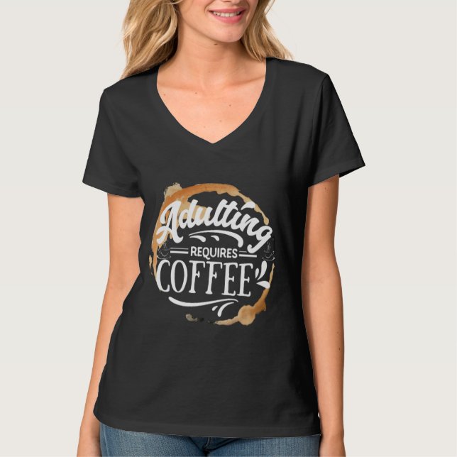 ADULERING KRÄVER KAFFE - COFFEE ÄLSKARE T-Shirt (Framsida)