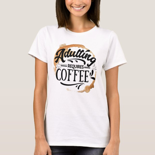 ADULERING KRÄVER KAFFE - COFFEE KÄRLEK T-Shirt (Framsida)