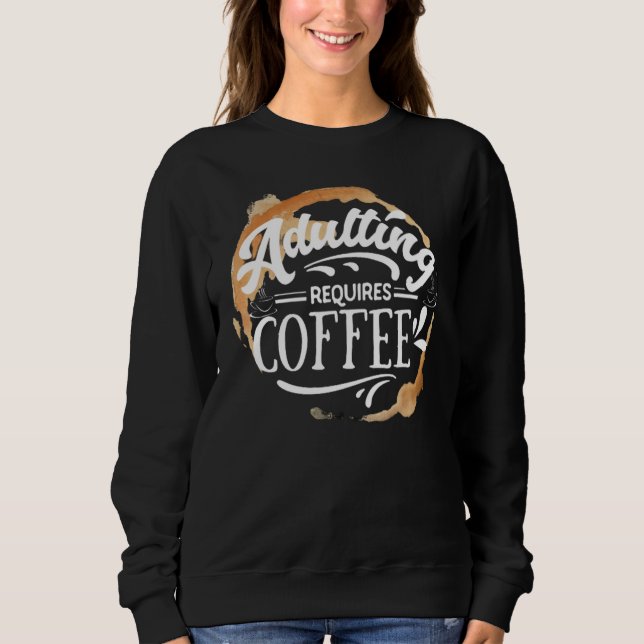 ADULERING KRÄVER KAFFE - KAFFE ÄLSKARE T SHIRT (Framsida)