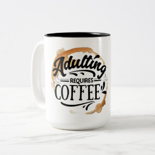 ADULERING KRÄVER KAFFE - KAFFE KÄRLEK Två-Tonad MUGG