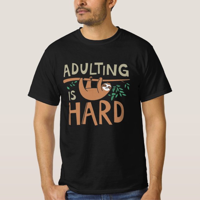 Adulting Sloth T Shirt (Framsida)