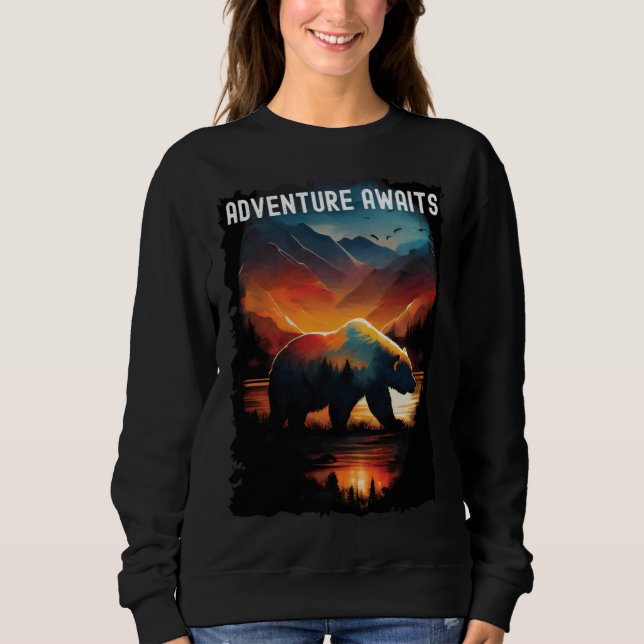 Adventure Awaits bear hiking camping mountains T Shirt (Framsida)