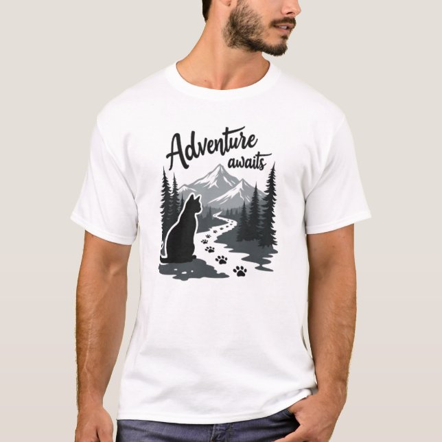 Adventure Awaits Cat Hiking Mountains Silhouette – T Shirt (Framsida)