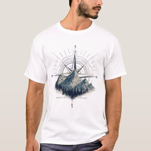 Adventure Awaits – Compass & Mountain Emblem T Shirt (Framsida)