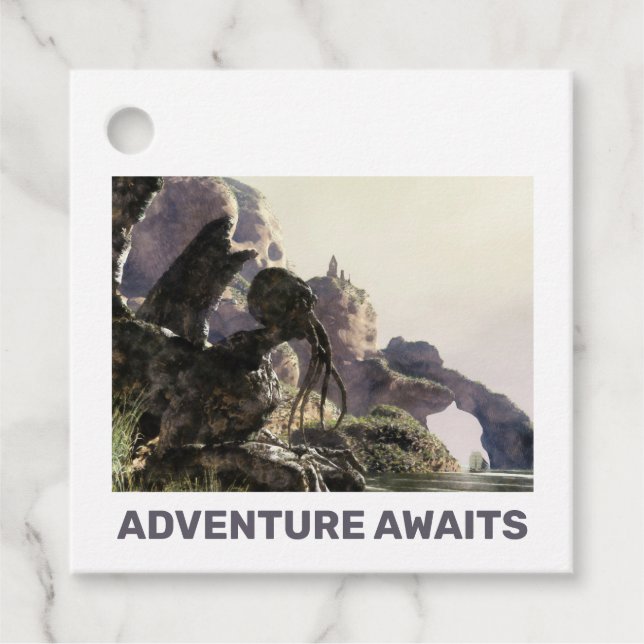 Adventure Awaits. Fantasy landscape Gåvor Etiketter (Framsida)