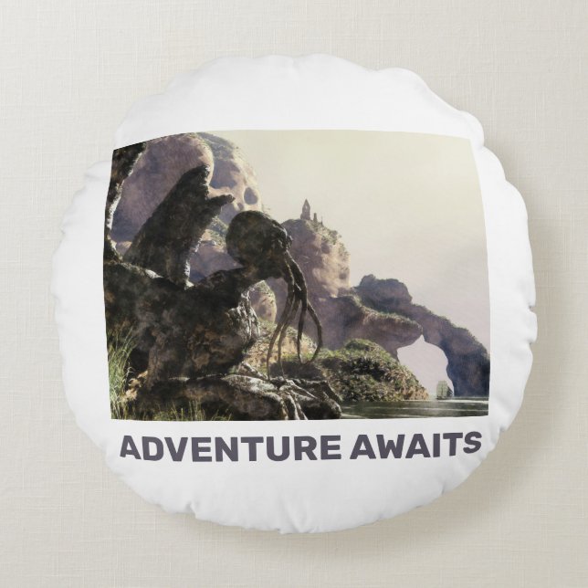 Adventure Awaits. Fantasy landscape Rund Kudde (Framsidan)