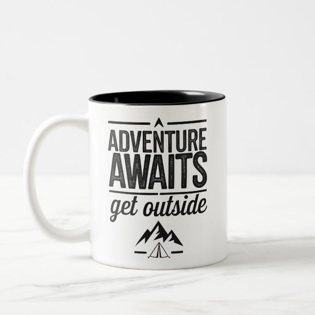 Adventure Awaits Get Outside Typography Design Två-Tonad Mugg (Vänster)