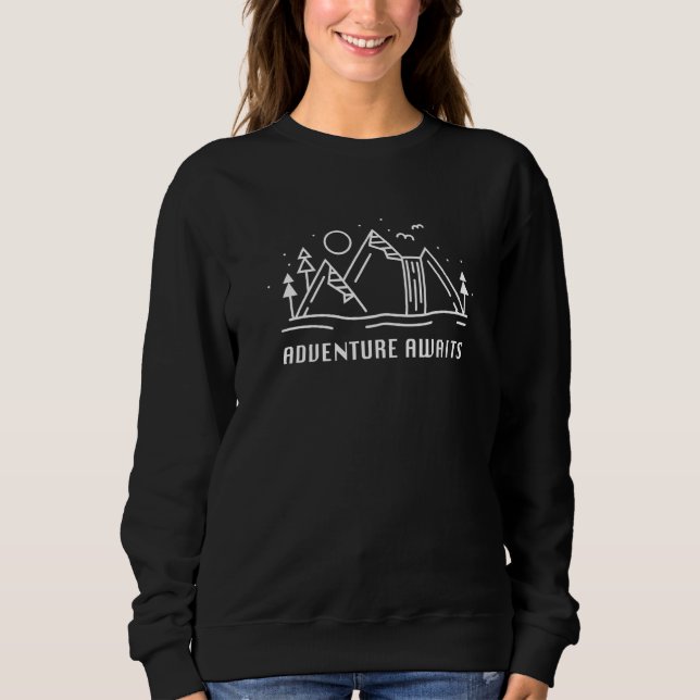 Adventure Awaits Minimalist Simple Traveling Mount T Shirt (Framsida)