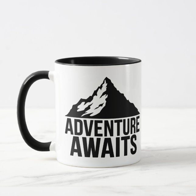 Adventure Awaits Mountain Hiking Design Mugg (Vänster)