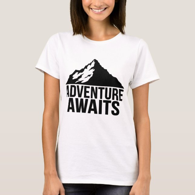 Adventure Awaits Mountain Hiking Design T Shirt (Framsida)