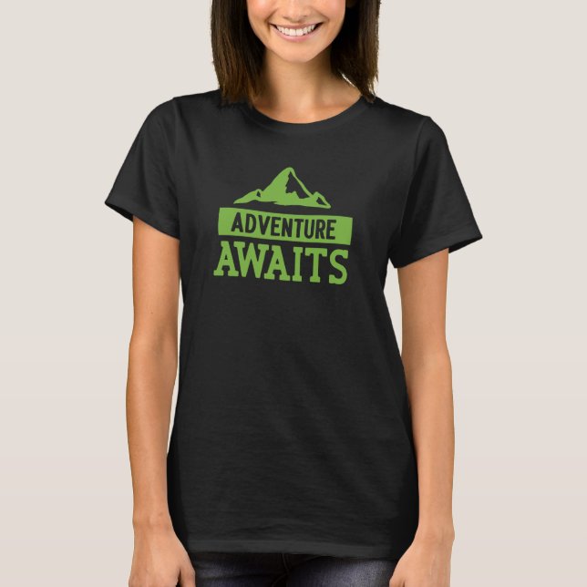 Adventure Awaits Mountain & Lake Adventurer Forest T Shirt (Framsida)