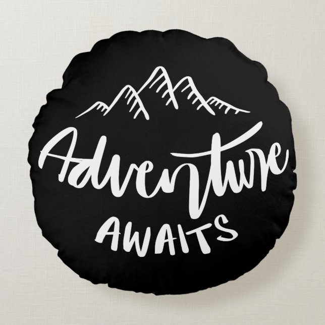 Adventure Awaits Mountain Quote Rund Kudde (Framsidan)
