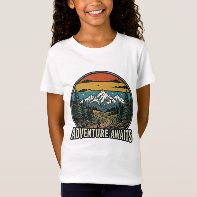 Adventure Awaits Retro Camping T-Shirt  (Framsida)