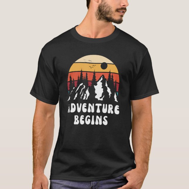 Adventure Begins Mountain Nature Hiking Travel Roa T Shirt (Framsida)
