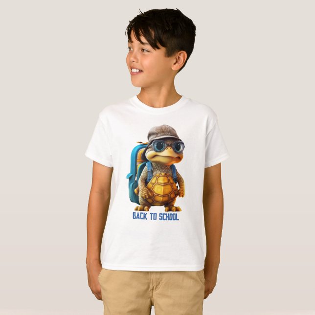 Adventurous Cute Little Turtle med ryggsäck, T Shirt (Hel framsida)