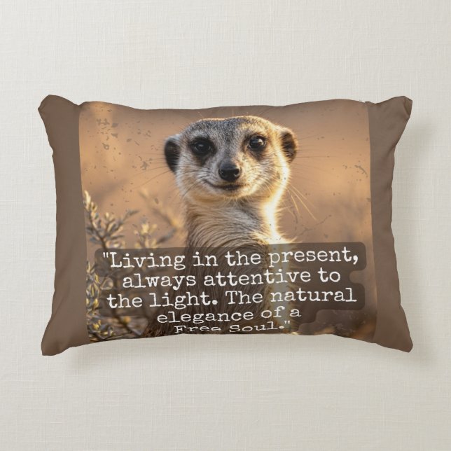 Adventurous Meerkat Living Prydnadskudde (Framsidan)