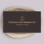 Advokat, Attorney Classic-Affärskortet<br><div class="desc">Djupt,  rik suede-lik brun (digitalt illustrerad) accentuerad med guld Copperplate-typsnitt och  rättvisesymbol. Jag rekommenderar betalkort lagrar för just denna utformning på grund av den berörda rik mörk färg. -storlek text efter behov.</div>