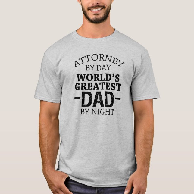 Advokat vid dag, världsmästarepappa vid natt tee shirt (Framsida)