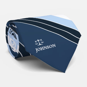 Advokaträttvisa av skalaa marinblåa vitrandar slips