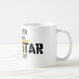 Advokatrockstjärna vid natt kaffemugg