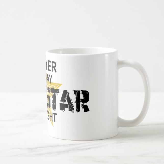 Advokatrockstjärna vid natt kaffemugg (Höger)